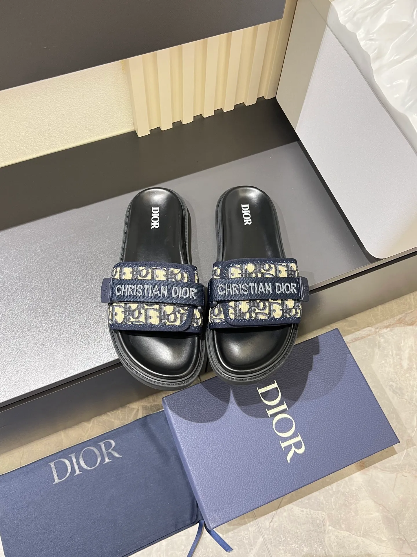 Men's men's shoes 💰p300 Size 38-45 Dior Dior's latest H-Town series Oblique thick sole slippers sandals Original purchase development and production This Dior H-Town sandals pay tribute to the classic logo of sports style and highlight Dior's high-end spirit. Crafted from black rubber with a beige and black Oblique printed upper, it's accentuated with tonal calfskin details. The rubber sole incorporates a variety of elements and is embellished with the Dior logo for a refined, futuristic look. Can be worn with shorts or jeans. Comes with exquisite packaging at the counter 🛍📦 ▪️ Fabric: Original customized imported Oblique embroidery ▪️ Lining: Imported soft sheepskin ▪️ Sole: Original molded ultra-light foam material ▪️ Bottom thickness: 4CM